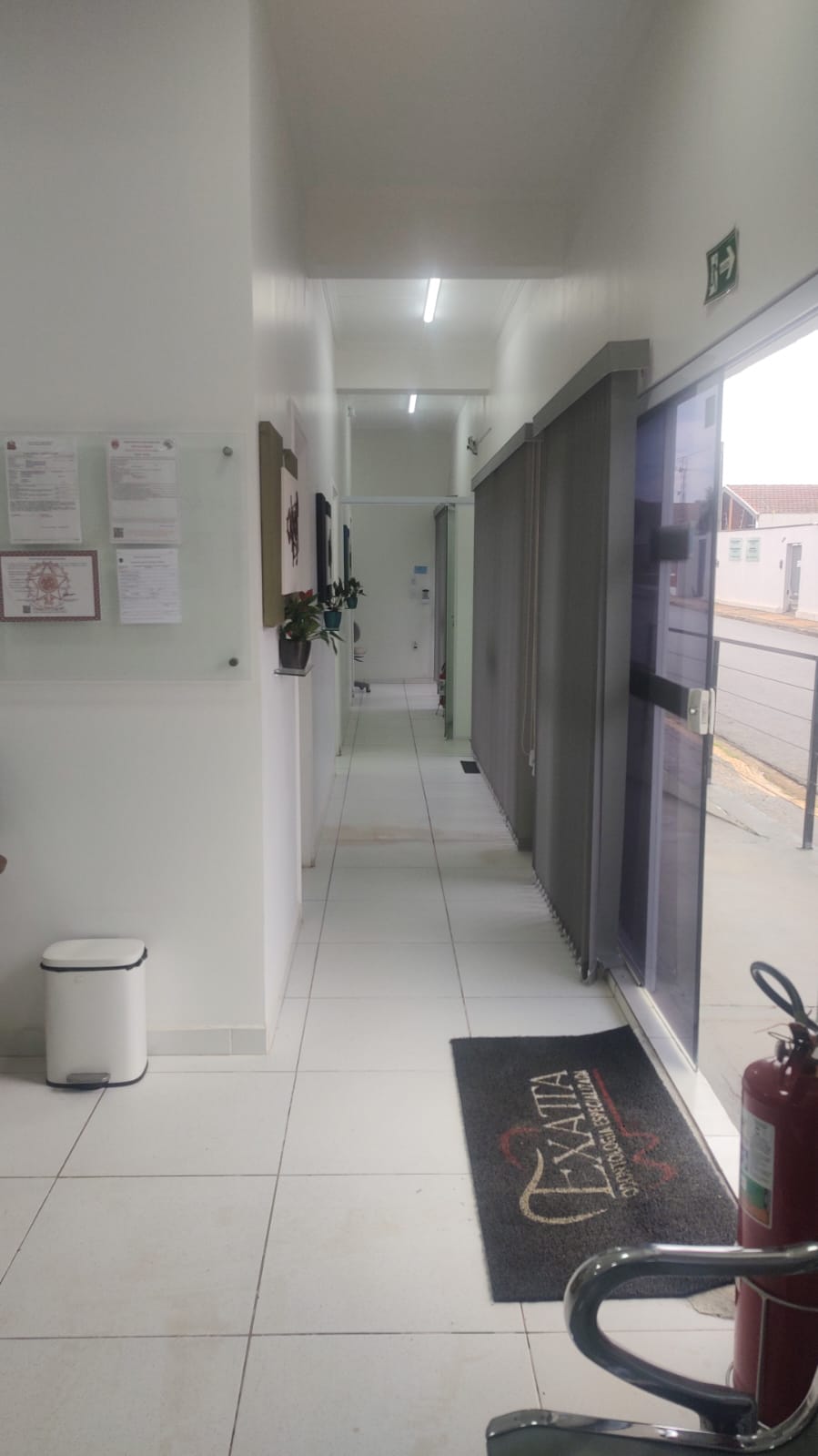 Entrada e corredor da Exatta Odontologia Especializada